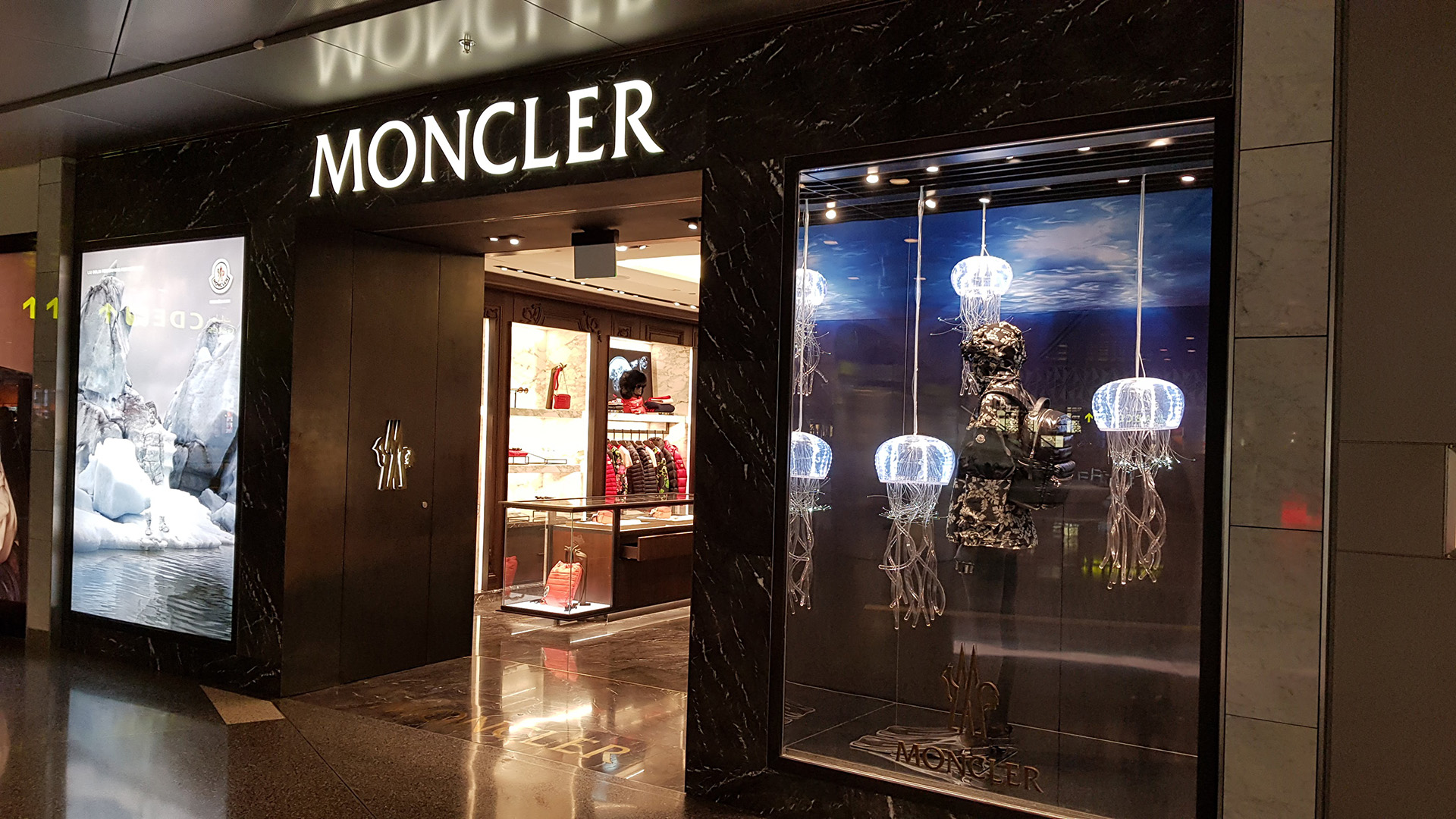 Moncler Jelly Fish Window produced by ME Visual, Qatar. This display uses Fiber-optic lights.